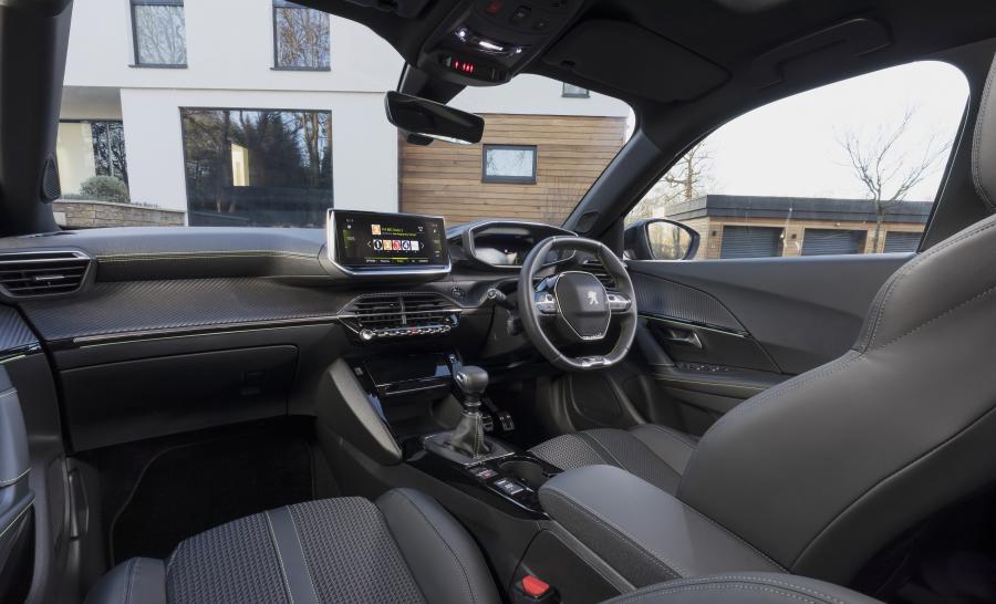 Торпедо Peugeot 2008 GT Line 2020 года  (UK) (фото 4 из 11)